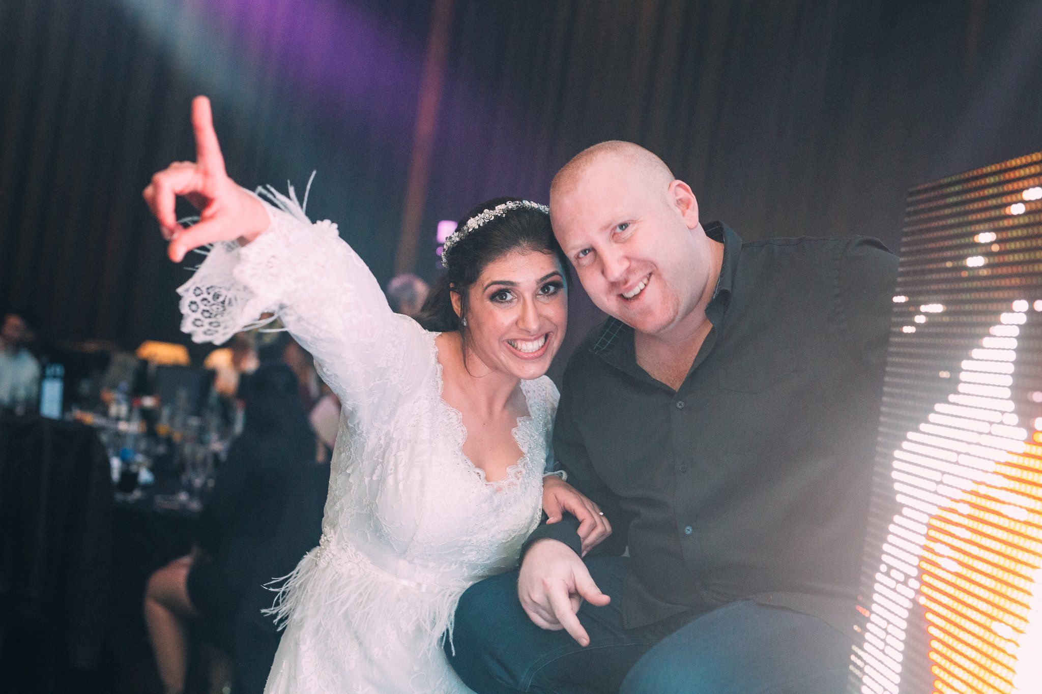 כלה וחתן מצטלמים עם דור על העמדה