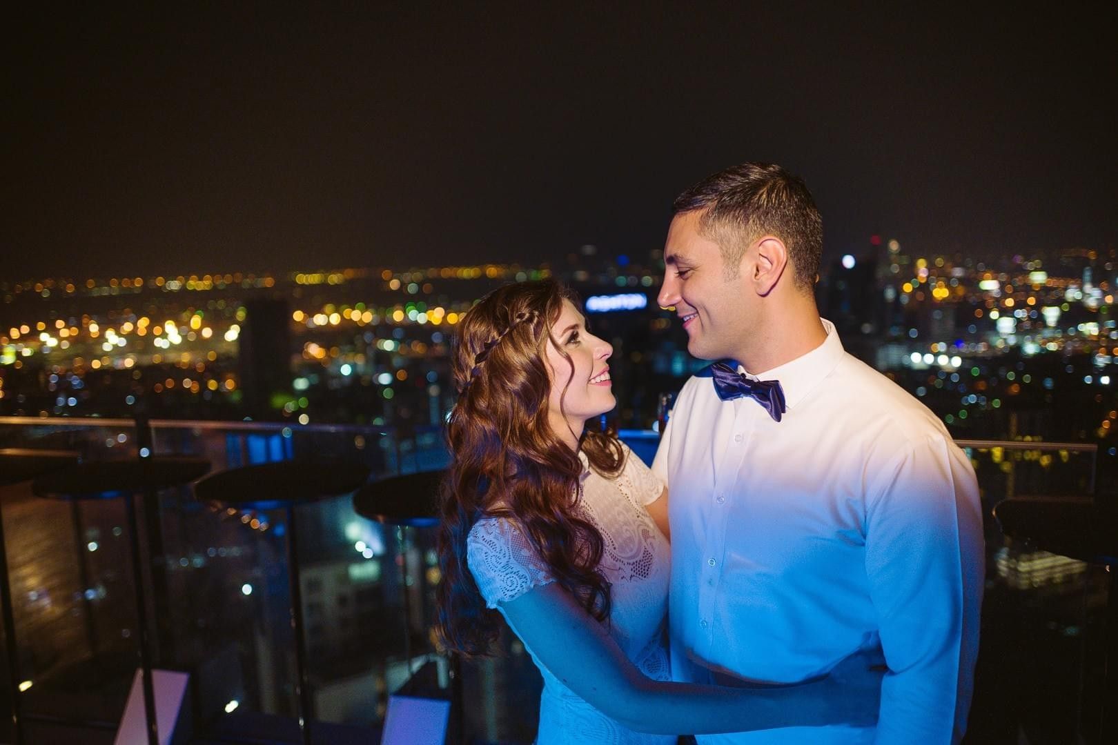 דוד ואינה על גג מלון בלילה